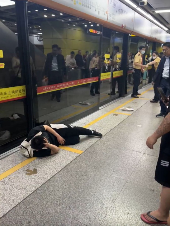 广州地铁在车厢内乱喷辣椒水的男子,事后倒卧在月台上。 广州地铁在车厢内乱喷辣椒水的男子,事后倒卧在月台上。