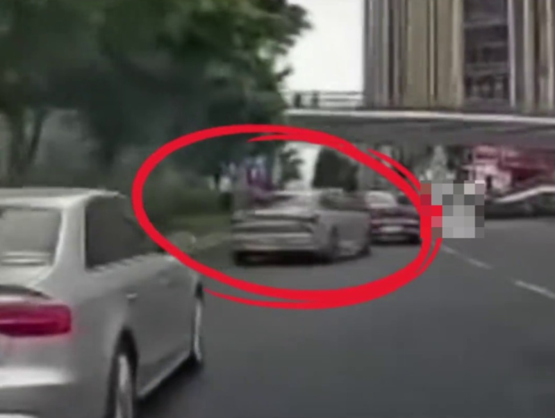 成都狂徒闹市连环撞途人 成都狂徒闹市连环撞途人
