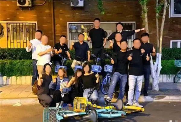 聚会多人脚踩青桔美团单车 疑为哈啰员工 官方回应:已展开内部调查 始终尊重行业伙伴