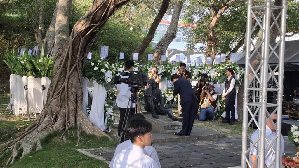 赖清德8日到乌山头水库参加八田与一逝世84周年追思会,在八田与一铜像前致祭 赖清德8日到乌山头水库参加八田与一逝世84周年追思会,在八田与一铜像前致祭