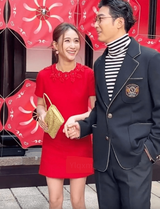 何超莲与窦骁婚后,屡传婚姻亮起红灯,二人要不时出来放闪辟谣。 何超莲与窦骁婚后,屡传婚姻亮起红灯,二人要不时出来放闪辟谣。