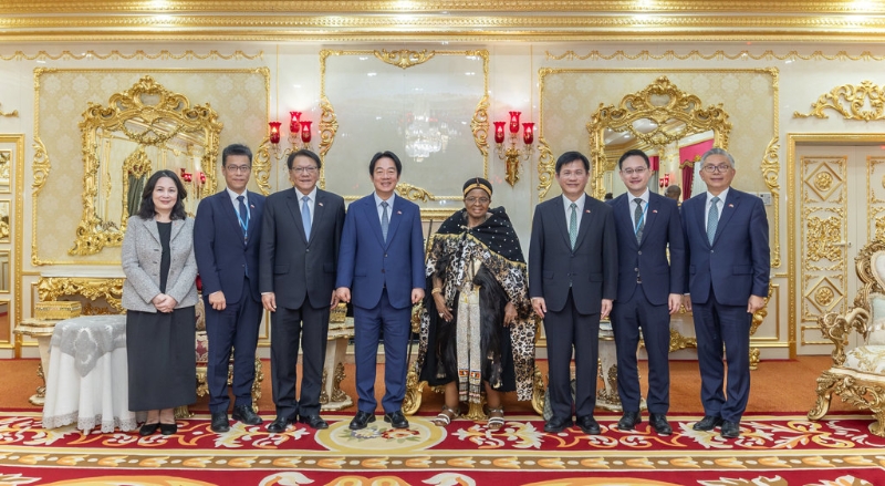 史國王母恩彤碧(右4)與我出訪團合影。(圖/取自林佳龍臉書)