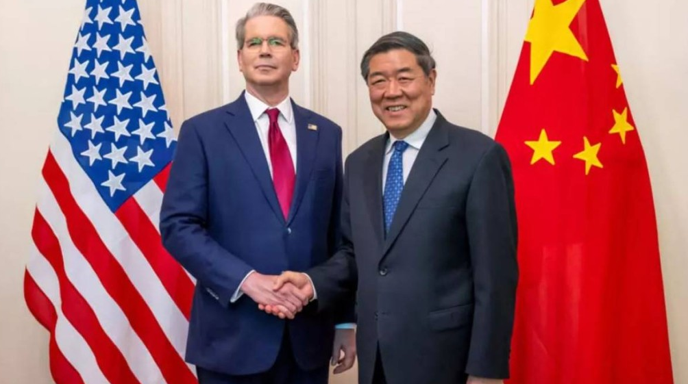中国副总理何立峰(右)和美国财政部长贝森特今年3月16日在法国巴黎举行会晤。 路透社 中国副总理何立峰(右)和美国财政部长贝森特今年3月16日在法国巴黎举行会晤。 路透社