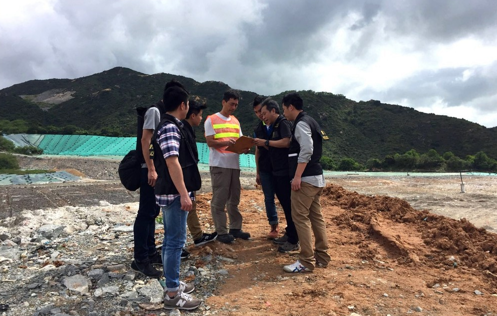 探员到稔湾堆填区找寻死者遗体。 探员到稔湾堆填区找寻死者遗体。