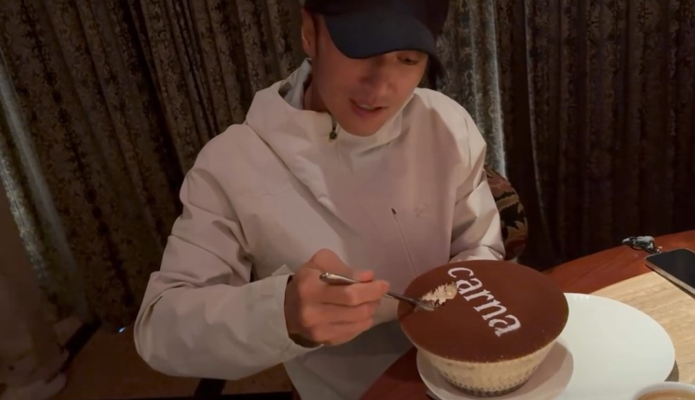 谢霆锋于吃Tiramisu,背面传出一把沙哑声音,网民表示和张栢芝的声音好相似。 谢霆锋于吃Tiramisu,背面传出一把沙哑声音,网民表示和张栢芝的声音好相似。