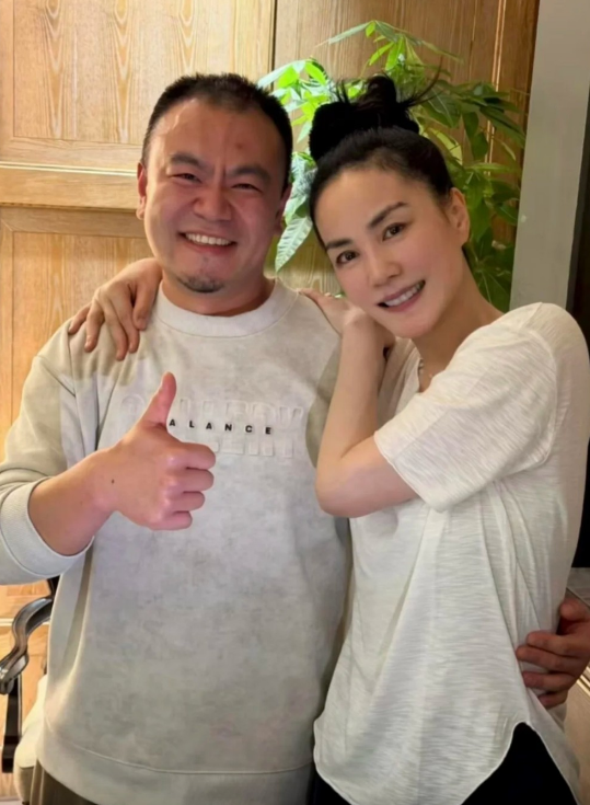 近日与王菲亲密合照胡须男子,竟是录音师吴澎。 近日与王菲亲密合照胡须男子,竟是录音师吴澎。