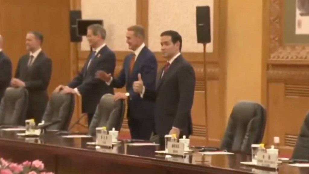 鲁比奥赞叹人民大会堂装饰。 鲁比奥赞叹人民大会堂装饰。