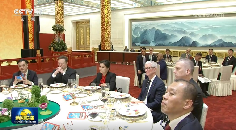周群飞在国宴上坐在全球首富马斯克与苹果公司行政总裁库克中间。(中央电视台截图) 周群飞在国宴上坐在全球首富马斯克与苹果公司行政总裁库克中间。(中央电视台截图)