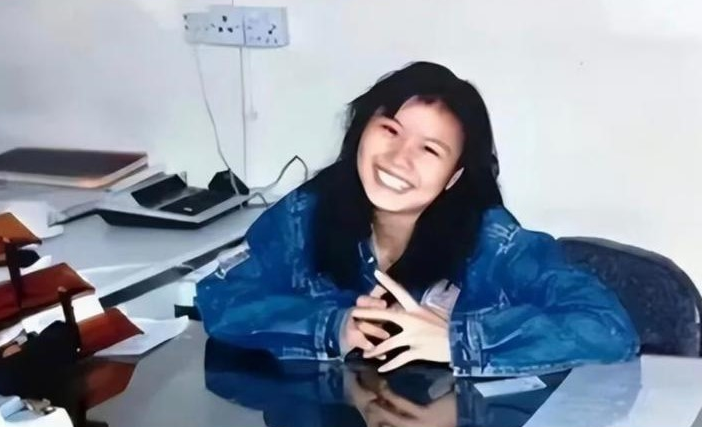周群飞早年一边打工,一边进修会计、电脑等知识。(网上图片) 周群飞早年一边打工,一边进修会计、电脑等知识。(网上图片)