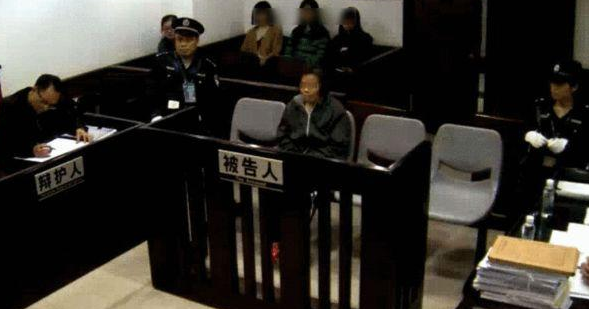 何天带受审。 何天带受审。