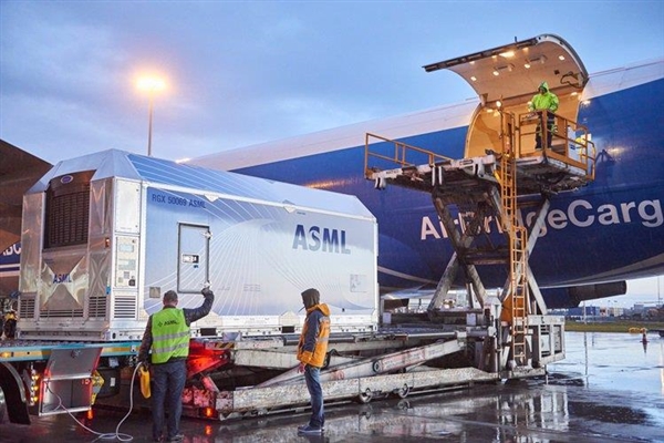 莫迪拜会光刻机巨头ASML:印度首座300mm芯片厂建设中 但还用不到EUV