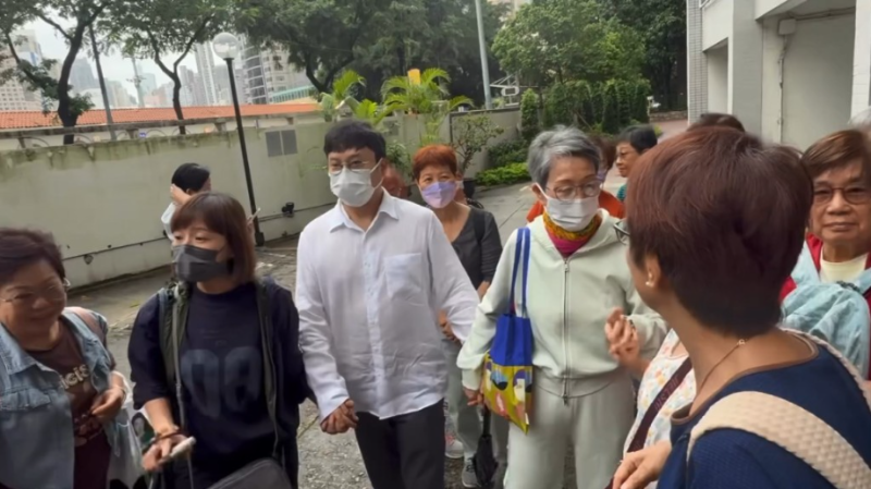 陈宝珠在街头遇大群影迷。 陈宝珠在街头遇大群影迷。