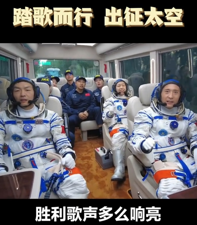 在前往发射场途中,三名航天员齐声唱响《歌唱祖国》。央视微信号截图(下同) 在前往发射场途中,三名航天员齐声唱响《歌唱祖国》。央视微信号截图(下同)