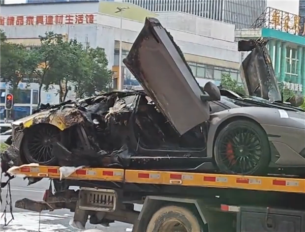 国内落地价或达千万元!一辆兰博尼基大牛当街起火烧成空壳