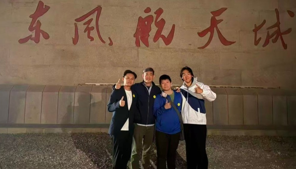 连胜武(左二)带领20多位台湾青年到酒泉,见证神舟升空 连胜武(左二)带领20多位台湾青年到酒泉,见证神舟升空