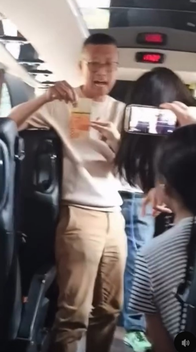 网上再有影片流出,李卓兴疑在新加坡游学团的旅游巴上带头与学生玩“接钱游戏”。 网上再有影片流出,李卓兴疑在新加坡游学团的旅游巴上带头与学生玩“接钱游戏”。