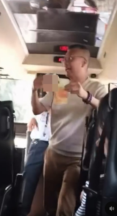 有网民直斥“低俗当有趣”,形容是“崩塌的师道尊严”,更有人戏谑“以为睇紧‘夜王’片段”。 有网民直斥“低俗当有趣”,形容是“崩塌的师道尊严”,更有人戏谑“以为睇紧‘夜王’片段”。