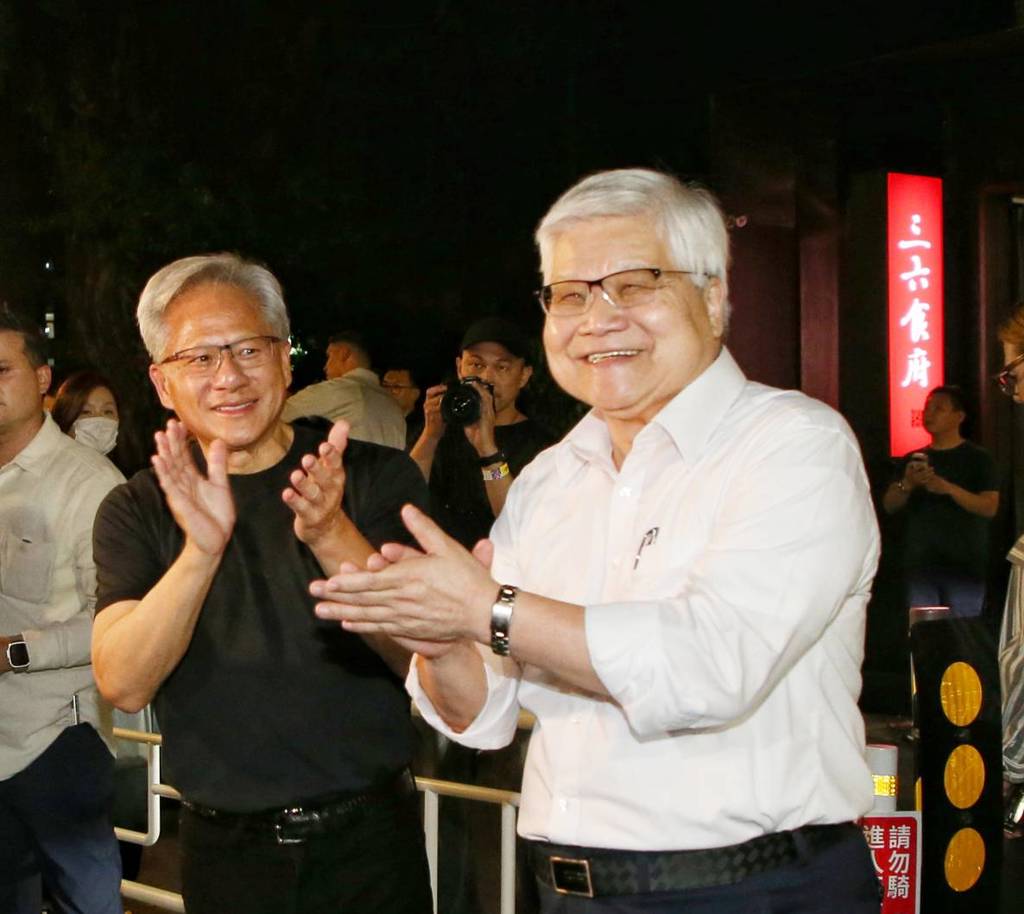 英伟达(NVIDIA)执行长黄仁勋(前左)26日与台积电董事长魏哲家(前右)等高层到台北市“三六食府”餐厅聚餐,感谢台积电过去一年来的辛劳,结束后两人开心步出餐厅。 英伟达(NVIDIA)执行长黄仁勋(前左)26日与台积电董事长魏哲家(前右)等高层到台北市“三六食府”餐厅聚餐,感谢台积电过去一年来的辛劳,结束后两人开心步出餐厅。