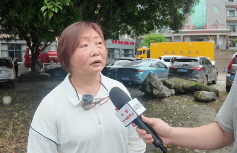 湖南女干部被网暴后接受央视访问,大方展示耳环,称不足百元。 央视 湖南女干部被网暴后接受央视访问,大方展示耳环,称不足百元。 央视