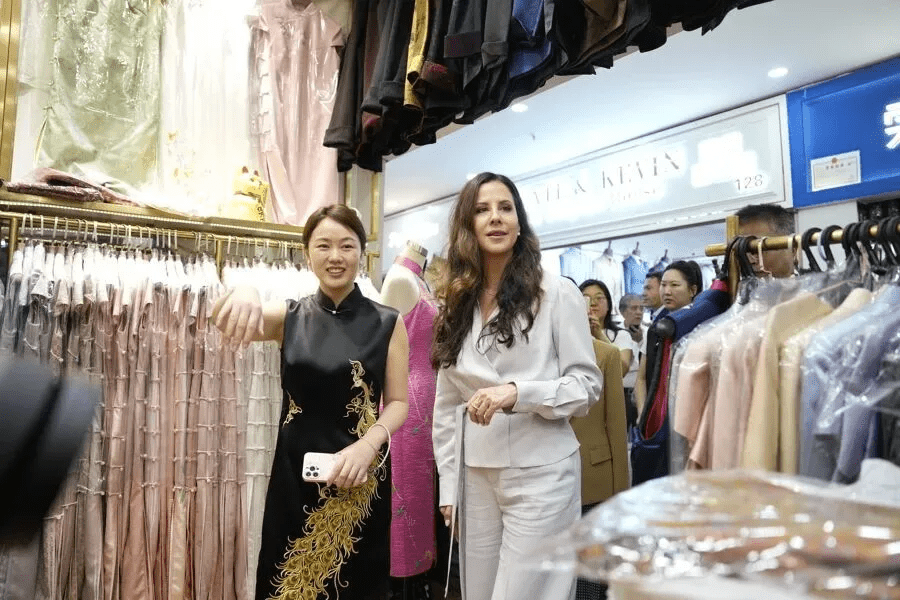 武契奇夫人上海扫货。 武契奇夫人上海扫货。