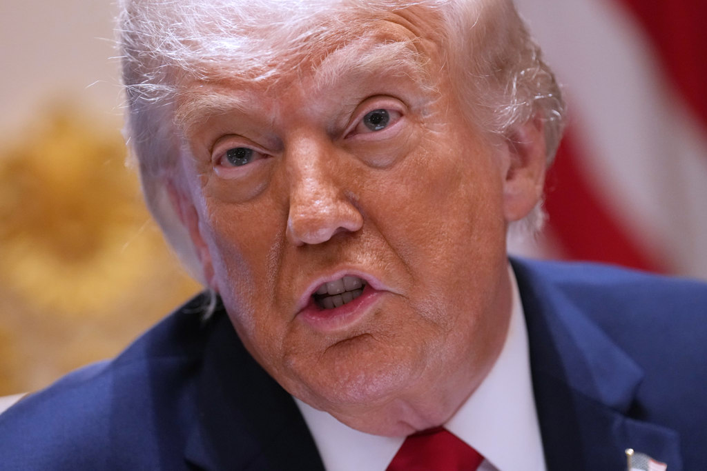 美国总统特朗普5月27日在白宫举行内阁会议的神情。 美国总统特朗普5月27日在白宫举行内阁会议的神情。