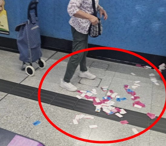 相中见到地上至少有6、70张“单程飞”,惹来为何婆婆会持有那麽多车票的疑问。Threads网图 相中见到地上至少有6、70张“单程飞”,惹来为何婆婆会持有那麽多车票的疑问。Threads网图