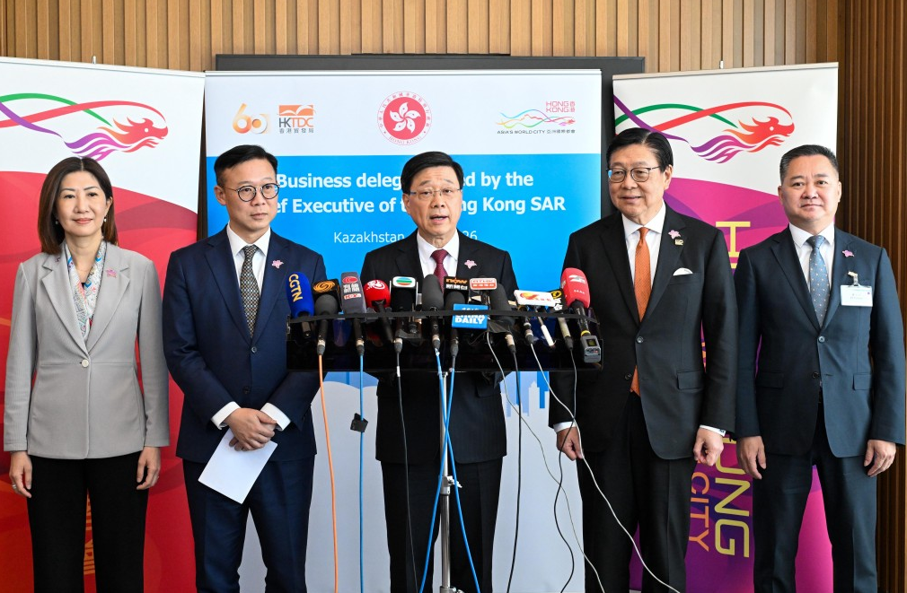 李家超(中)会见传媒简介成果。政府新闻处 李家超(中)会见传媒简介成果。政府新闻处