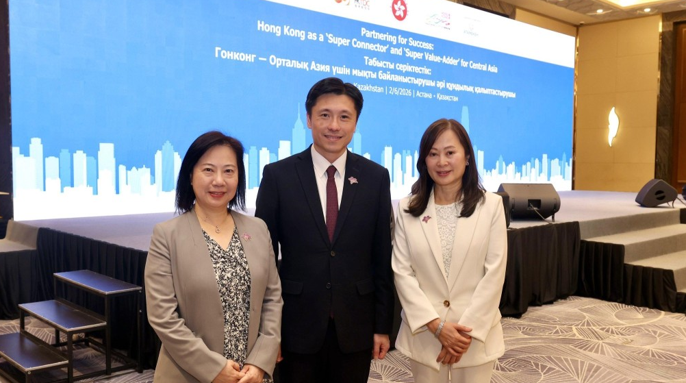 谢振中与香港报业公会主席谭卫儿(右)与新闻行政人员协会主席张秀云(左)。 谢振中与香港报业公会主席谭卫儿(右)与新闻行政人员协会主席张秀云(左)。