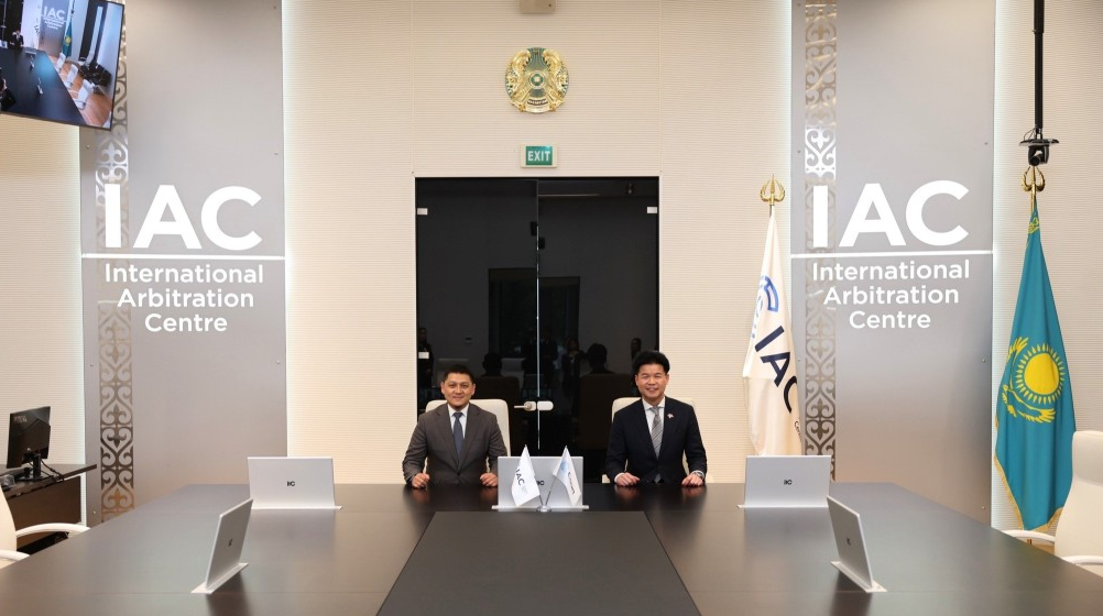 特首李家超正率领代表园访问哈萨克斯坦阿斯塔纳,香港律师会会长汤文龙亦有随团出访。在李家超及哈萨克斯坦共和国副总理兼国家经济部部长朱曼哈林见证下,香港律师会与哈萨克斯坦共和国国家律师协会正式交换谅解备忘录。 特首李家超正率领代表园访问哈萨克斯坦阿斯塔纳,香港律师会会长汤文龙亦有随团出访。在李家超及哈萨克斯坦共和国副总理兼国家经济部部长朱曼哈林见证下,香港律师会与哈萨克斯坦共和国国家律师协会正式交换谅解备忘录。
