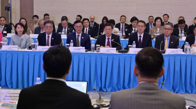 李家超率代表团与哈萨克斯坦投资公司进行会议 李家超率代表团与哈萨克斯坦投资公司进行会议