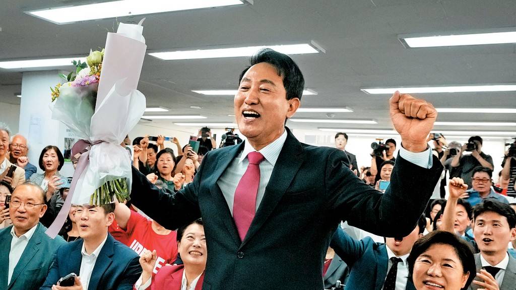 韩国在野国民力量党的吴世勋庆祝连任首尔市长。 韩国在野国民力量党的吴世勋庆祝连任首尔市长。