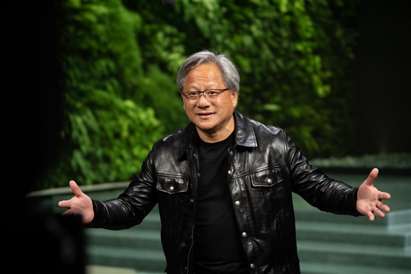 别想蒙混过关!美国点名黄仁勋:英伟达对华芯片去向必须交代清楚