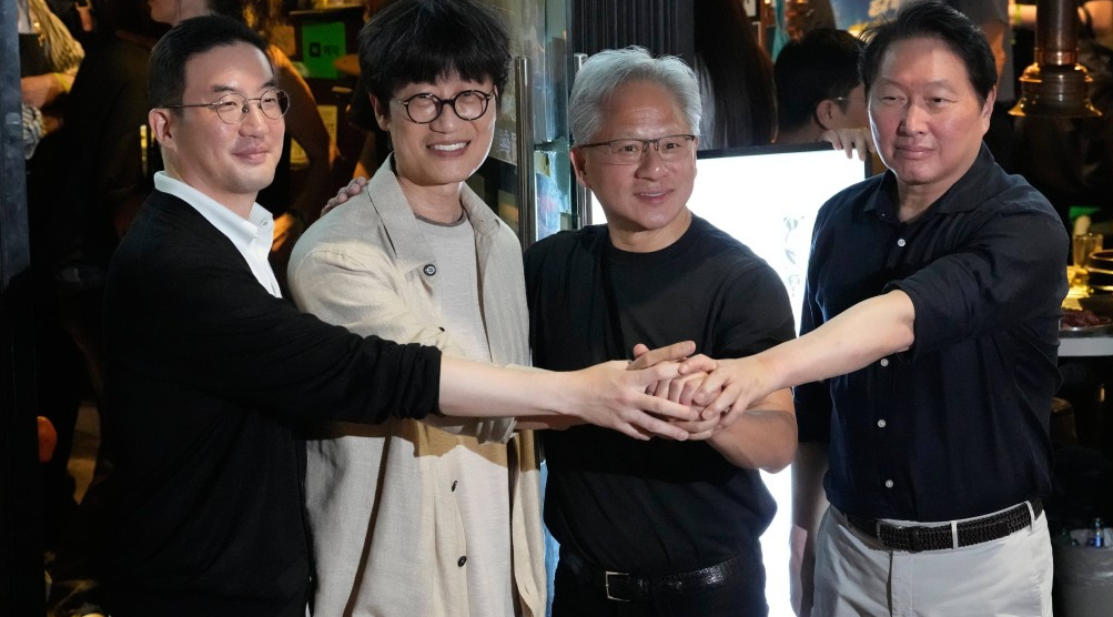 SK集团董事长崔泰源、英伟达CEO黄仁勋、Naver董事长李海镇和LG集团董事长具光模在餐厅前合影。 美联社 SK集团董事长崔泰源、英伟达CEO黄仁勋、Naver董事长李海镇和LG集团董事长具光模在餐厅前合影。 美联社