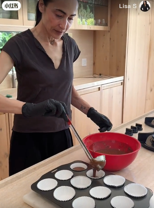 Lisa S.为之儿的生日派对,正在制作杯子蛋糕。 Lisa S.为之儿的生日派对,正在制作杯子蛋糕。