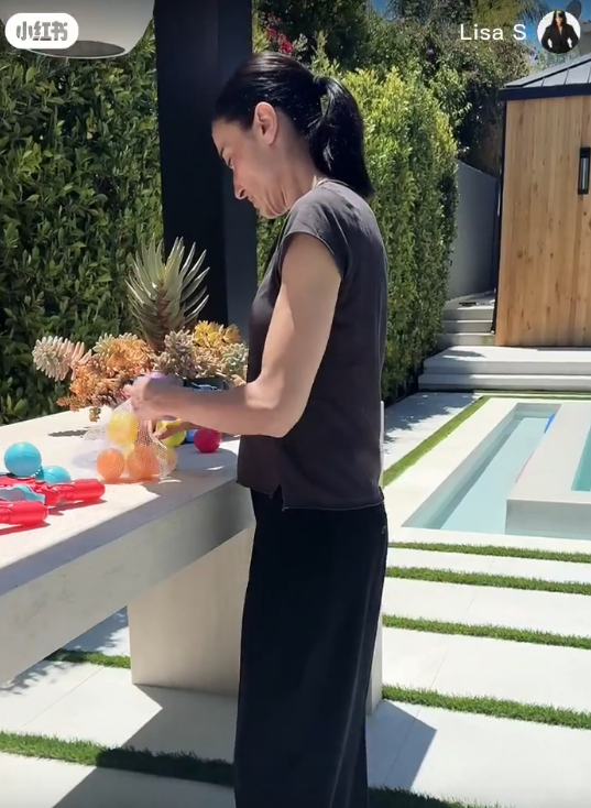 Lisa S.在户外为小朋友,准备生日派对的活动。 Lisa S.在户外为小朋友,准备生日派对的活动。