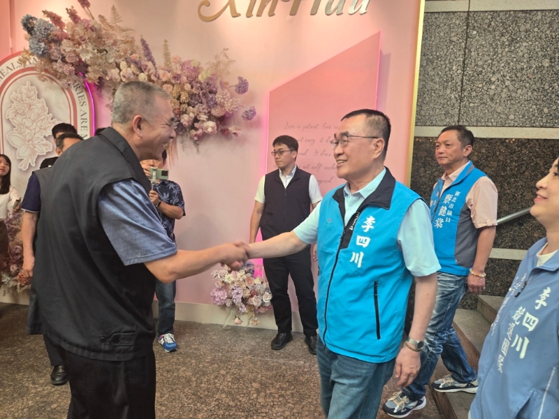 图为国民党新北市长参选人李四川(右三)6月3日出席北台湾妈祖文化节筹备会,与庙方代表握手致意。 图为国民党新北市长参选人李四川(右三)6月3日出席北台湾妈祖文化节筹备会,与庙方代表握手致意。