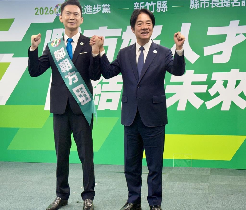 郑朝方(左)表示:蔡英文、赖清德(右)都说他没有政治味。 郑朝方(左)表示:蔡英文、赖清德(右)都说他没有政治味。