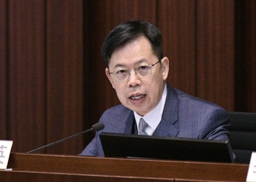 内会主席陈振英表示,本周二(9日)收到保安局局长邓炳强的来信。 内会主席陈振英表示,本周二(9日)收到保安局局长邓炳强的来信。