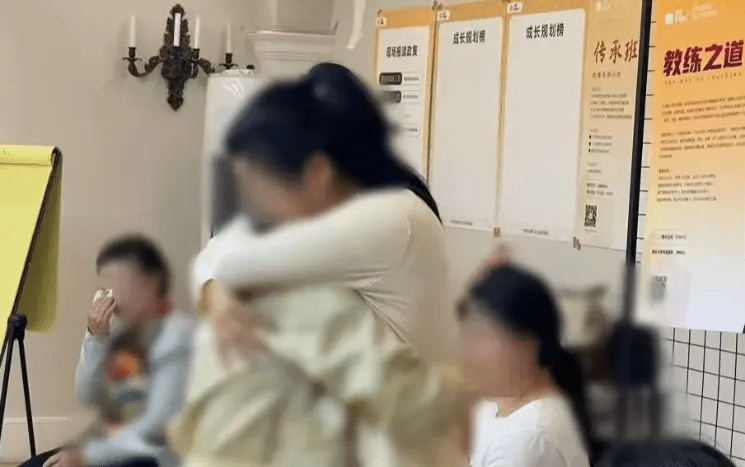 红星新闻报道了网红机构“全民幸福社”以培训之名行精神操控、敛财之实的种种套路。 红星新闻报道了网红机构“全民幸福社”以培训之名行精神操控、敛财之实的种种套路。