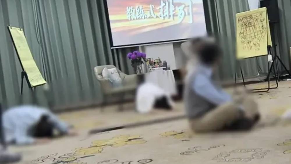学员向心灵感应的代表下跪,表示与心结和解。 学员向心灵感应的代表下跪,表示与心结和解。