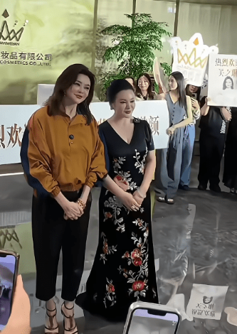 关之琳被指五官斧凿痕迹明显。 关之琳被指五官斧凿痕迹明显。