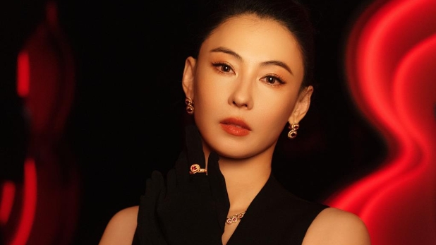 43岁张柏芝穿17年前LV亲子装!Lucas今180公分,网惊:妈妈完全没变