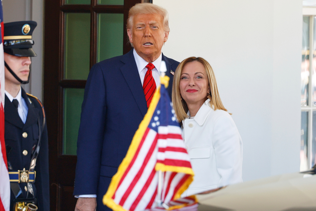 美国总统特朗普(Donald Trump,中)于2025年4月17日在美国华府白宫迎接到访的意大利总理梅洛尼(Giorgia Meloni,右)。 美国总统特朗普(Donald Trump,中)于2025年4月17日在美国华府白宫迎接到访的意大利总理梅洛尼(Giorgia Meloni,右)。