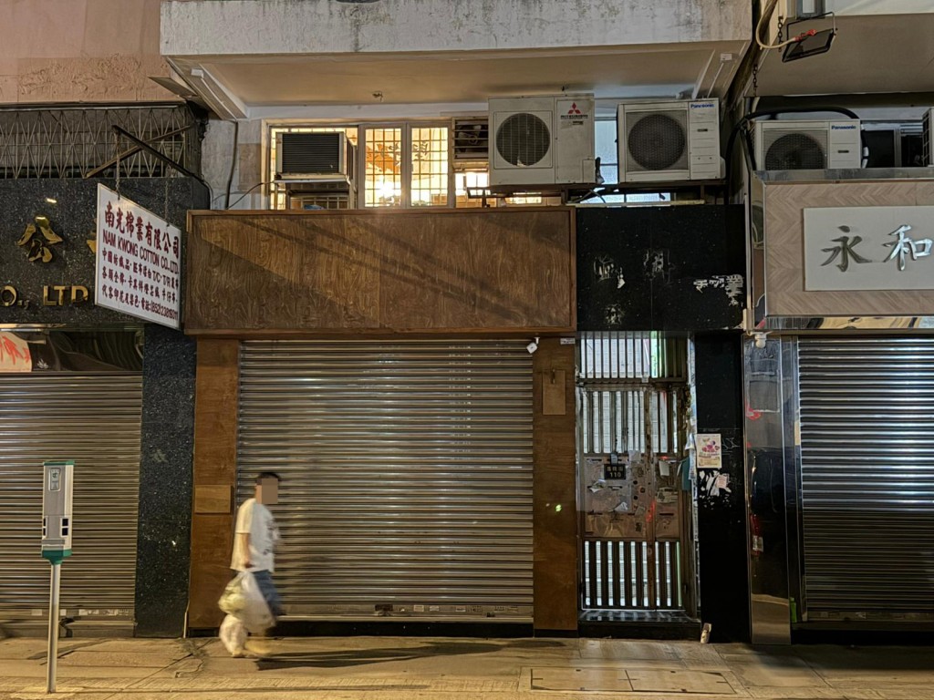 现场所见,位于深水埗的猎人书店已经关门,铁闸落下。 现场所见,位于深水埗的猎人书店已经关门,铁闸落下。