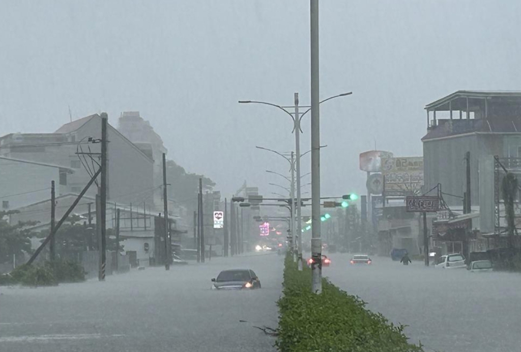 近日暴雨狂炸南台,屏东市有多条道路变小河,导致多辆汽车泡水动弹不得,还有汽车险遭淹水灭顶。 近日暴雨狂炸南台,屏东市有多条道路变小河,导致多辆汽车泡水动弹不得,还有汽车险遭淹水灭顶。