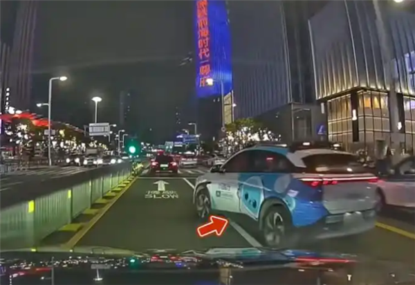 无人驾驶汽车压实线加塞变道 险与后方车剐蹭 客服:系在安全前提下借道