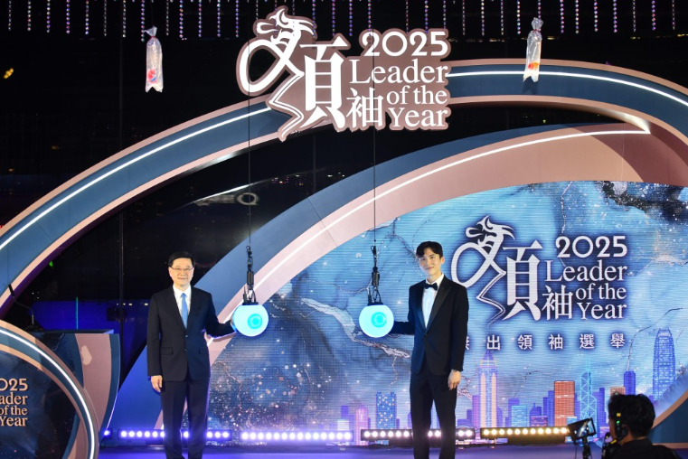 特首李家超(左)与星岛新闻集团主席蔡加赞(右)主席开幕典礼。 特首李家超(左)与星岛新闻集团主席蔡加赞(右)主席开幕典礼。