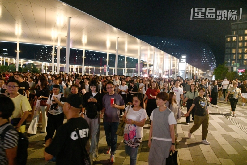 答谢会散场,歌迷尽兴而回。 答谢会散场,歌迷尽兴而回。